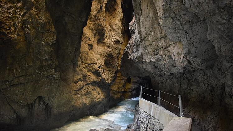 Erlebe die Kraft des Wassers in der Partnachklamm, einer 700 Meter langen Klamm mit massiven Felswänden und atemberaubenden Perspektiven.