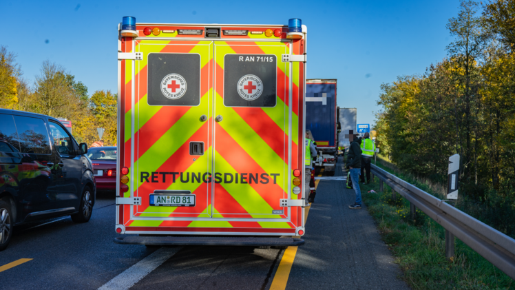 Eingeklemmter Fahrer bei Unfall zwischen Auto mit Pferde-Anh&auml;nger und Lkw auf A6