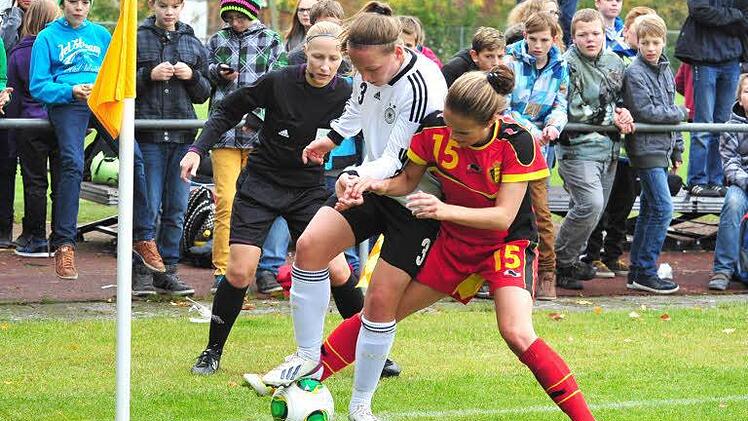 Die belgische Auswahl (rote Trikots) war ein unbequemer Gegner für die DFB-Juniorinnen.