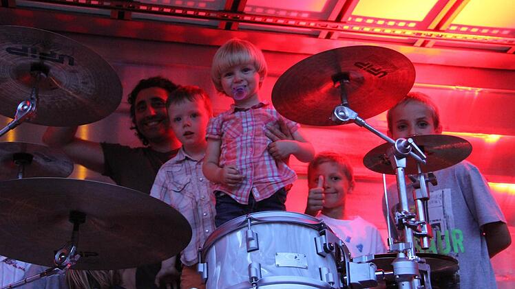 In der Pause durften die Kinder das Schlagzeug ausprobieren.