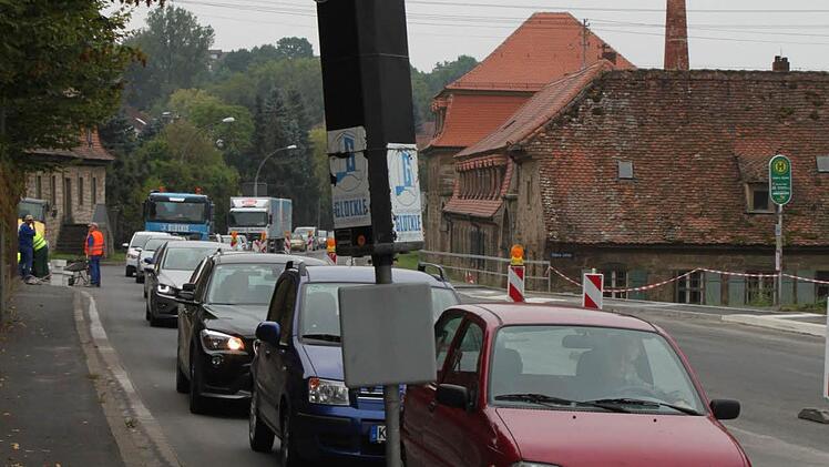 Die langen Staus an der Straßenbaustelle längs der Unteren Saline sollen ab Freitag der Vergangenheit angehören. Fotos: Thomas Mäuser