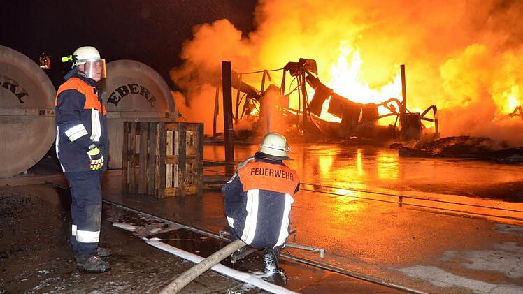 Kampf gegen meterhohe Flammen. Foto: Peter Rauch