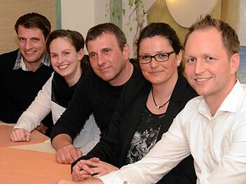 Die neue Führungsriege des SV Garitz mit den vier Vorsitzenden und der Schriftführerin. Von links: Stefan Glöckler (Wirtschaftsbetrieb), Schriftführerin Sabrina Kleinhenz, Matthias Peschel (Sportplatzangelegenheiten), Tanja Sadowski (Finanzen) und im weißen Hemd der Vorsitzende Sportbetrieb Marco Niebling.  Foto: Peter Rauch