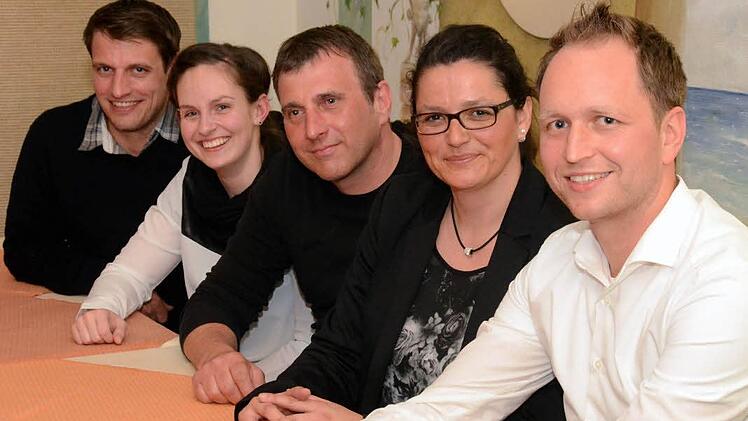 Die neue Führungsriege des SV Garitz mit den vier Vorsitzenden und der Schriftführerin. Von links: Stefan Glöckler (Wirtschaftsbetrieb), Schriftführerin Sabrina Kleinhenz, Matthias Peschel (Sportplatzangelegenheiten), Tanja Sadowski (Finanzen) und im weißen Hemd der Vorsitzende Sportbetrieb Marco Niebling.  Foto: Peter Rauch