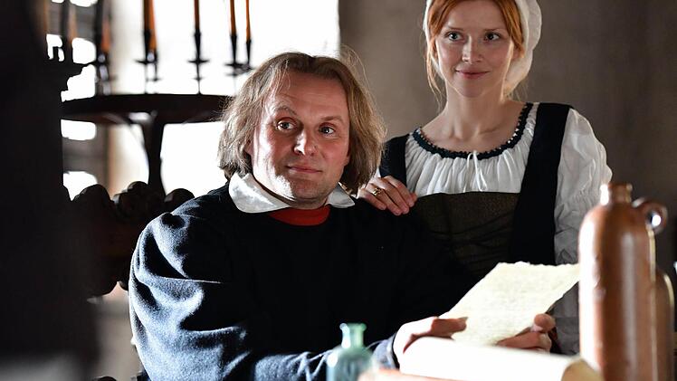 Karoline Schuch als Katharina von Bora und Devid Striesow als Martin Luther sind die Hauptdarsteller in dem Fernsehfilm, der im Lutherjahr 2017 in der ARD zu sehen ist. Unser Bild zeigt die beiden Schauspieler während der Dreharbeiten. Foto: Martin Schutt/dpa