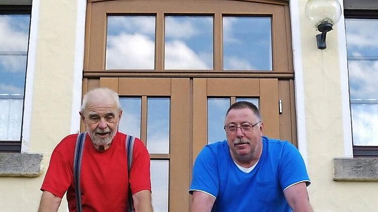 Das alte Schulhaus ist seit 50 Jahren der Wirkungsort von dem "Herrn Lehrer" Horst Wirth (links). Sein ehemaliger Schüler Roland Breitenbach organisiert seit 1998 Klassentreffen.  Foto: Stephanie Elm