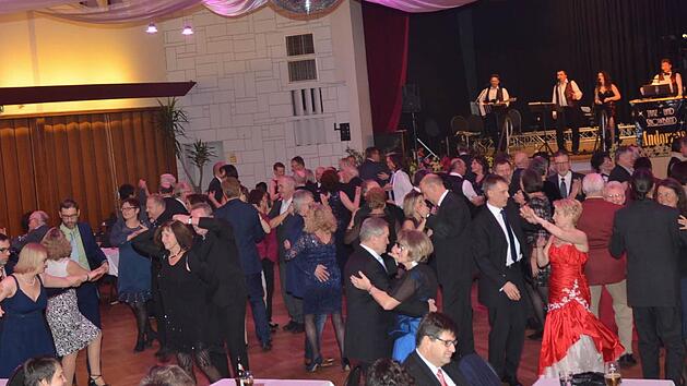 Bis tief in die Nacht hinein geh&ouml;rte das Parkett den Tanzliebhabern aus nah und fern beim Dreik&ouml;nigsball im Sch&uuml;tzenhaus. Die Tanzmusik von "Andorras" lockte Jung und Alt auf die Tanzfl&auml;che. Fotos: K.- H. Hofmann