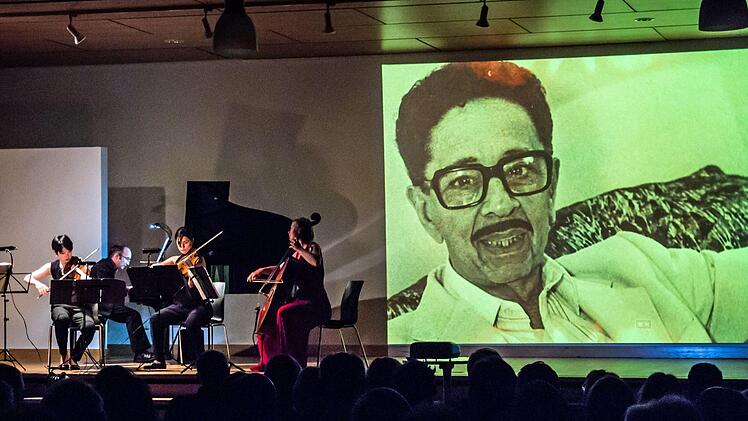 Faszinierende Kombination: Gemeinsam mit dem Bandoneon-Virtuosen Kostas Raptis musizierte das Flex Ensemble in Coburg. Zur Musik präsentierte Tosh Leykum Video-Sequenzen.Foto: Jochen Berger