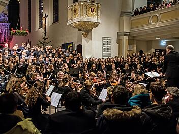 Zum beeindruckenden Höhepunkt bei der Weihnachtsmusik des Albertinums wurde ein Mitmachprojekt, an dem auch Lehrer und Eltern gemeinsam mit Schülern mitwirkten.Jochen Berger