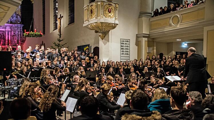 Zum beeindruckenden Höhepunkt bei der Weihnachtsmusik des Albertinums wurde ein Mitmachprojekt, an dem auch Lehrer und Eltern gemeinsam mit Schülern mitwirkten.Jochen Berger