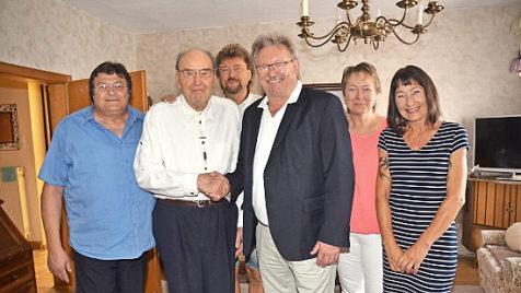Gratulation zum 90. Geburtstag von Reinhold Pechmann. Von links Zweiter B&uuml;rgermeister Wolfgang F&ouml;rtsch, Jubilar Reinhold Pechmann, Kurt Pechmann (Sohn), B&uuml;rgermeister Hans Pietz, die T&ouml;chter des Jubilars, Sonja und Gabriele.  Foto: K.-H. Hofmann
