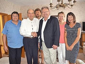 Gratulation zum 90. Geburtstag von Reinhold Pechmann. Von links Zweiter Bürgermeister Wolfgang Förtsch, Jubilar Reinhold Pechmann, Kurt Pechmann (Sohn), Bürgermeister Hans Pietz, die Töchter des Jubilars, Sonja und Gabriele.  Foto: K.-H. Hofmann