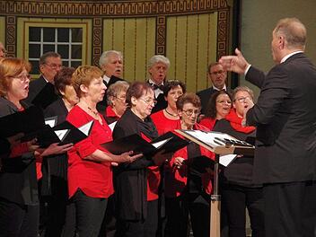 Der Gesangverein Harmonie Arnshausen, unter der Leitung von Ewald Müller, wurde einst als Männerchor gegründet. Heute singen mehr Frauen als Männer mit. Beim Konzert sangen sie unter anderem ein Lied von Marius Müller-Westernhagen. Foto: Klaus Werner