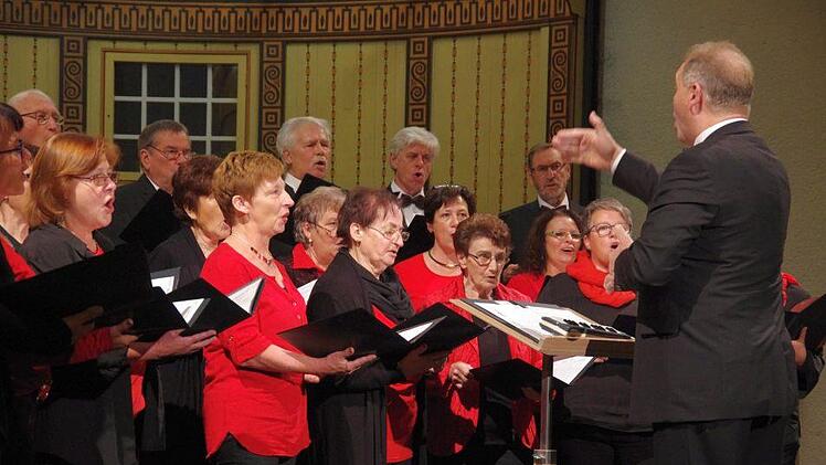 Der Gesangverein Harmonie Arnshausen, unter der Leitung von Ewald Müller, wurde einst als Männerchor gegründet. Heute singen mehr Frauen als Männer mit. Beim Konzert sangen sie unter anderem ein Lied von Marius Müller-Westernhagen. Foto: Klaus Werner