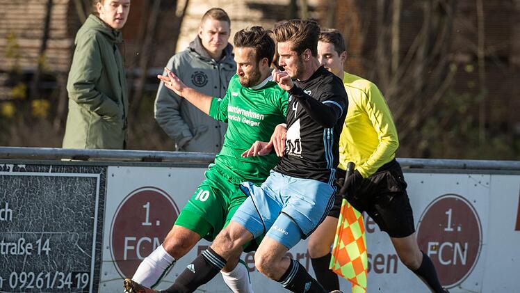 Lukas Mosert (grünes Trikot), Friesens Torschütze zum zwischenzeitlichen 1:1 beim Heimspiel gegen den TSV Lengfeld, im Zweikampf mit Jeremias Hofmann  Foto: Heinrich Weiß