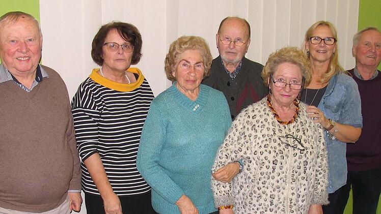 Der aktuelle Vorstand des Freundes- und Unterstützerkreises Seniorenzentrum  St. Elisabeth (von links nach rechts): Die Beisitzer Baldur Kolb, Renate  Schiefer (Heimleiterin) und Hildegunde Nowak, der zweite Vorsitzende Karl  Beudert, Kassiererin Ingrid Nott, die Vorsitzende Britta Bildhauer und  Schriftführer Karl Kolb. Dieter Britz