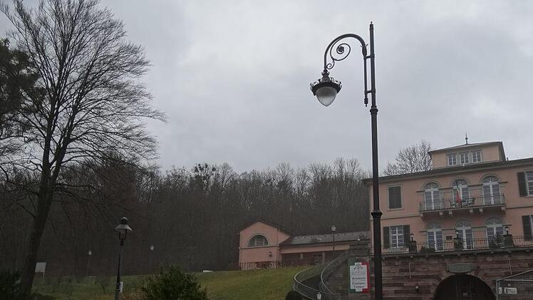 Die bisherigen und die neuen Leuchten sind im Kurpark des Staatsbades Bad  Brückenau derzeit im direkten Vergleich zu sehen. Foto: Marion Eckert