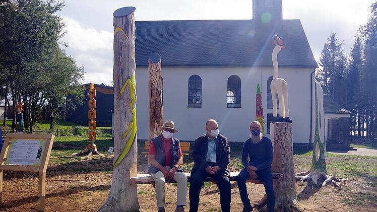 Die Auf der Beine-Baumel-Bank      Foto: Heike Sch&uuml;lein