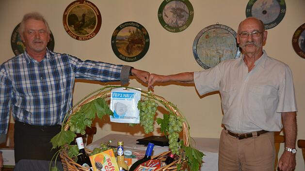 Der neue Vorsitzende des VdK-Ortsverbandes N&uuml;dlingen hei&szlig;t Martin Renninger (links). Er  bedankte sich beim bisherigen Vorsitzenden Kilian Biefel                                           , der das Amt 17 Jahre ausf&uuml;llte und weiterhin als Stellvertreter Renninger zur Seite steht. Foto: Arthur Stollberger