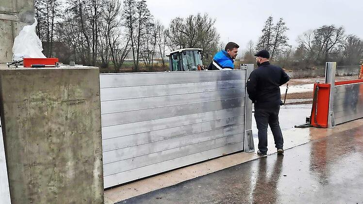 Mit einem mobilen Dammbalkensystem wappnet man sich gegen Hochwasser.