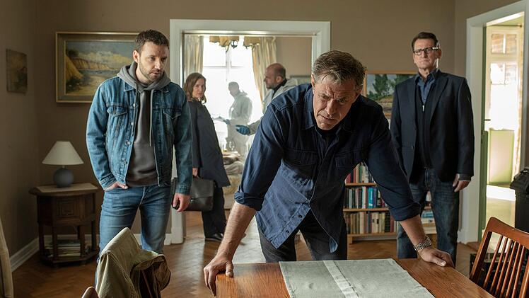 Finn (Sven Martinek, zweiter von rechts) macht sich große Vorwürfe: Seinetwegen wurde Elke entführt! Gregor (Jonas Minthe, links), Linda Stamm (Pina Kühr) und Lars (Ingo Naujoks, rechts) versuchen, den Kollegen zu beruhigen.