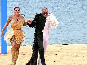 Kate war Sam enterteten Hand in Hand den Reality-Traumstrand - und verwechselten von Ferne einen Kollegen.