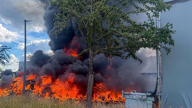 Karlstein: Akkubrand bei E-Auto-Zulieferer fordert Feuerwehr