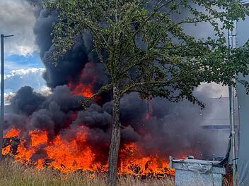Karlstein: Akkubrand bei E-Auto-Zulieferer fordert Feuerwehr