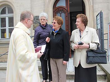 Sie unterhielten sich angeregt auf den Stufen zum Eingang der ehemaligen Mädchenschule in Kronach (von links): Regionaldekan Thomas Teuchgräber, Marga Pohl sowie die Schwestern Kunigunda Bader und Katharina Feicht.  Foto: Schedel