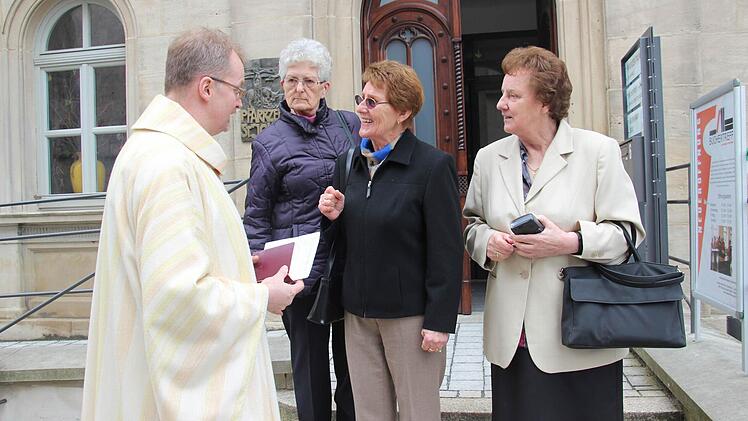Sie unterhielten sich angeregt auf den Stufen zum Eingang der ehemaligen Mädchenschule in Kronach (von links): Regionaldekan Thomas Teuchgräber, Marga Pohl sowie die Schwestern Kunigunda Bader und Katharina Feicht.  Foto: Schedel