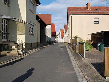 2,80 Meter breit wird die asphaltierte Fahrbahn in der engen Straße. Eine entsprechende Grüngestaltung neben den Pflasterflächen soll mit den Anliegern geschaffen werden.  Foto: Günther Straub