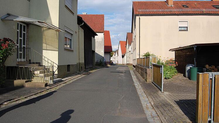 2,80 Meter breit wird die asphaltierte Fahrbahn in der engen Straße. Eine entsprechende Grüngestaltung neben den Pflasterflächen soll mit den Anliegern geschaffen werden.  Foto: Günther Straub