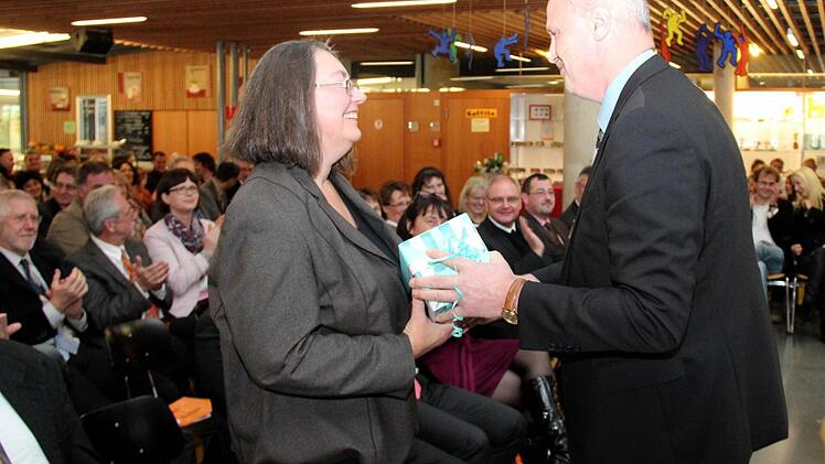 Bürgermeister Brehm schenkt ewtas Stärkendes Foto: Johanna Blum