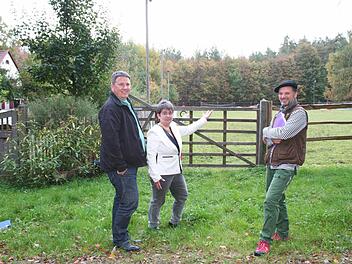 Hinter dem Wald in der Bildmitte wären die Windräder zu sehen, klagen die Gegner Markus Blum, Christine Spahn und Nicolas Sportelli (von links). Foto: Evi Seeger (Archiv)