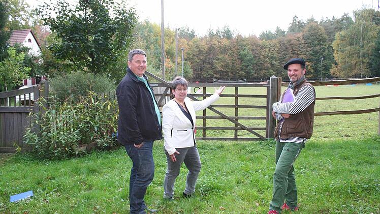 Hinter dem Wald in der Bildmitte wären die Windräder zu sehen, klagen die Gegner Markus Blum, Christine Spahn und Nicolas Sportelli (von links). Foto: Evi Seeger (Archiv)