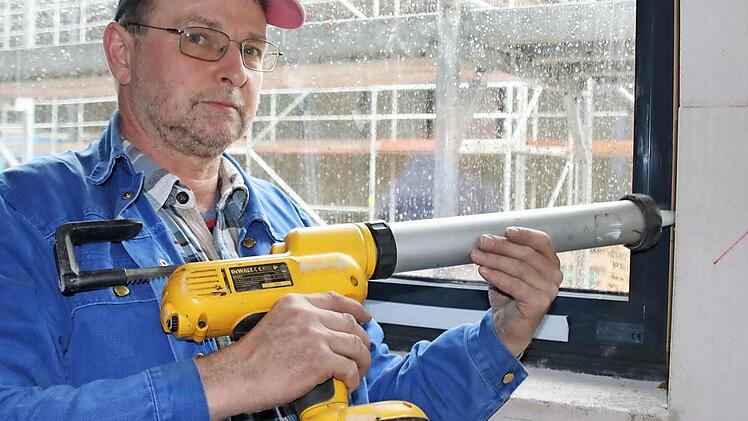 Auch Firmen aus der Region auf der Baustelle: Mitarbeiter der Firma Vorndran aus Kleinwenkheim haben bereits Fenster eingebaut.Auch Firmen aus der Region auf der Baustelle: Mitarbeiter der Firma Vorndran aus Kleinwenkheim haben bereits Fenster eingebaut.