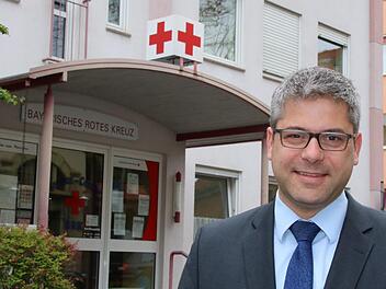 Noch-Geschäftsführer Thomas Stadler vor der Geschäftsstelle des Rot-Kreuz-Kreisverbandes Bad Kissingen in der Landwehrstraße: Im Juli wechselt er als Leiter des Rettungsdienstes nach München. Foto: Ralf Ruppert