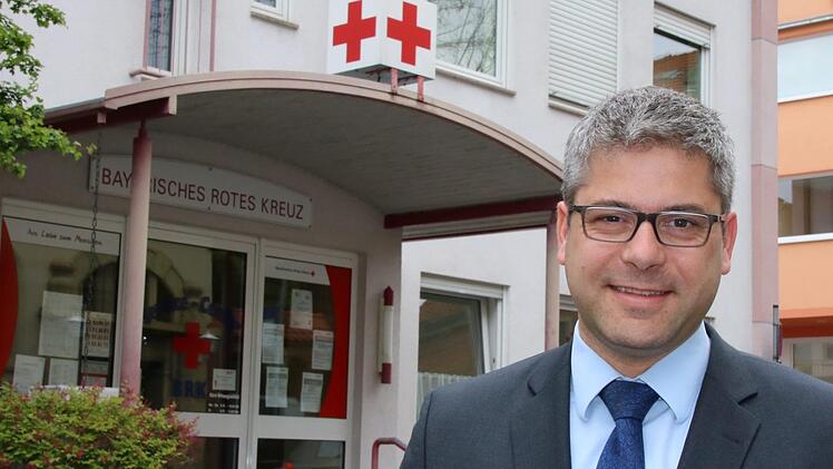 Noch-Geschäftsführer Thomas Stadler vor der Geschäftsstelle des Rot-Kreuz-Kreisverbandes Bad Kissingen in der Landwehrstraße: Im Juli wechselt er als Leiter des Rettungsdienstes nach München. Foto: Ralf Ruppert