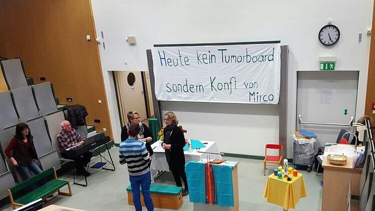 Mircos Schwester hat die Tafel im Hörsaal der Klinik mit einem vielsagenden Transparent verdeckt. Zu Mircos Konfirmation spielte ein Freund "Atemlos" auf dem Keyboard.  Foto: Reck