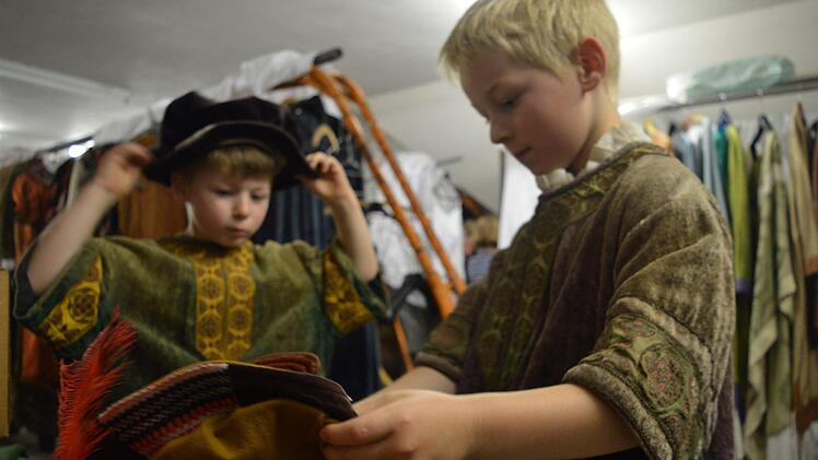Noah (8) und David (10) stöbern im Kleider-Fundus der Stadt Forchheim: Die Brüder laufen am Samstag beim Annafestzug mit.  Foto: Ronald Heck