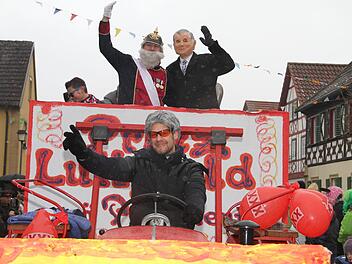 Als künftiger bayerischer Ministerpräsident winkte "Markus Söder" als Prinz Luitpold  verkleidet vom Wagen der Freiwillige Feuerwehr Oberküps.Gerda Völk