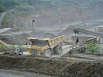Blick auf das Betriebsgelände am Zeilberg: Die Mulde im Hintergrund soll durch den Abbau von Basalt noch 60 Meter tiefer werden. Fotos: Helmut Will