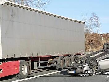 Auf der A 9 ereignete sich gestern ein Unfall, an dem ein Auto und zwei Lastwagen beteiligt waren. Foto: News5/Fricke