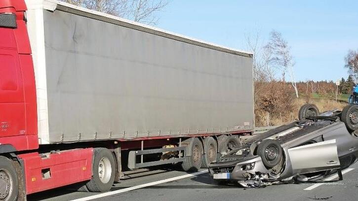 Auf der A 9 ereignete sich gestern ein Unfall, an dem ein Auto und zwei Lastwagen beteiligt waren. Foto: News5/Fricke