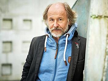Klaus-Peter Wolf gastiert mit seinem neuen Kriminal-Roman "Ostfriesennacht" in Bad Neustadt.  Foto: Gaby Gerster