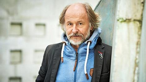 Klaus-Peter Wolf gastiert mit seinem neuen Kriminal-Roman "Ostfriesennacht" in Bad Neustadt.  Foto: Gaby Gerster