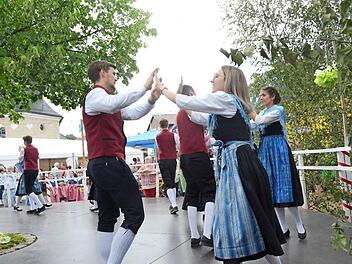 Auch die Erwachsenenpaare hatten viel Spaß bei ihren Tanzvorführungen. Foto: K.-H. Hofmann