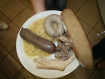 Eine Schlachtplatte lässt das Herz eines fränkischen Feinschmeckers höher schlagen.  Foto: Archiv