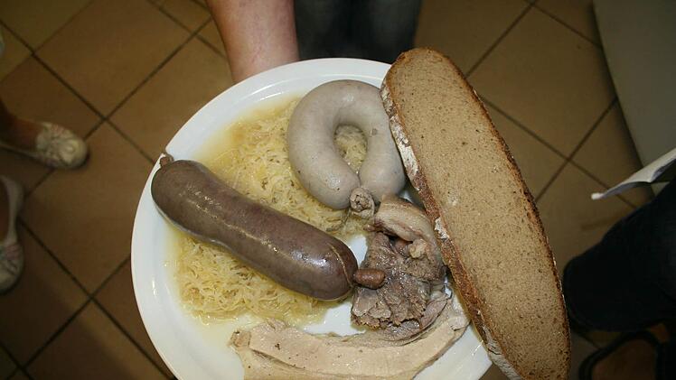 Eine Schlachtplatte lässt das Herz eines fränkischen Feinschmeckers höher schlagen.  Foto: Archiv