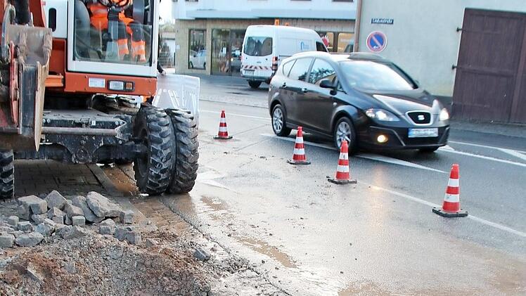 Unter dem Gehweg an der Ecke Linden-/Bamberger Straße war das Wasserleitungsrohr glatt durchgebrochen.  Foto: Andreas Dorsch